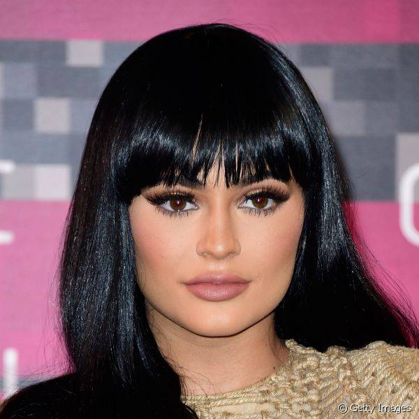 Antes, Kylie Jenner apostava em pele feita apenas de base e contorno, mas agora aposta num toque de blush